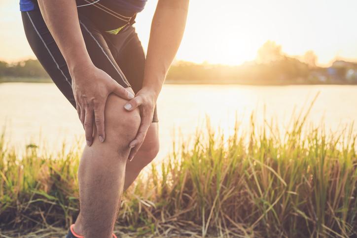 Knee pain Man running with knee pain